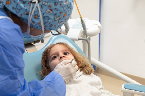 여자 소아 치과 의사가 어린 소녀를 치과 검진하고 있다. 아동 치과 건강 개념 - dentists chair dental equipment dentist office dental drill 뉴스 사진 이미지