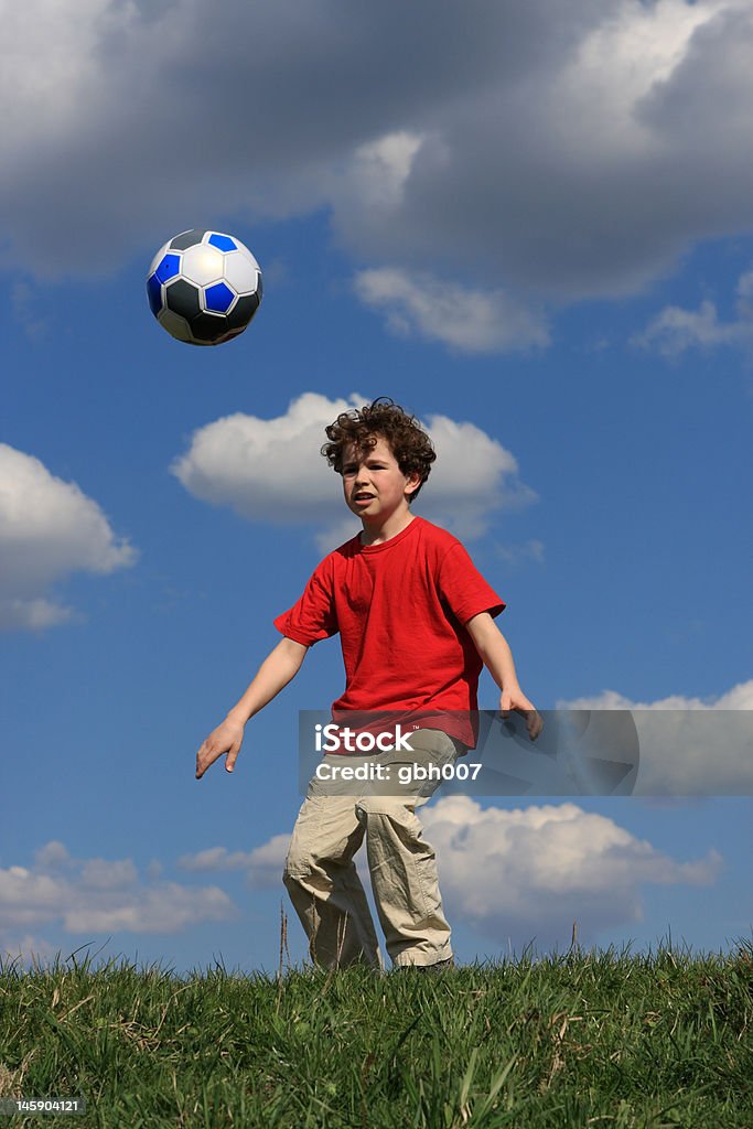 Petit garçon jouant le ballon - Photo de Activité libre de droits