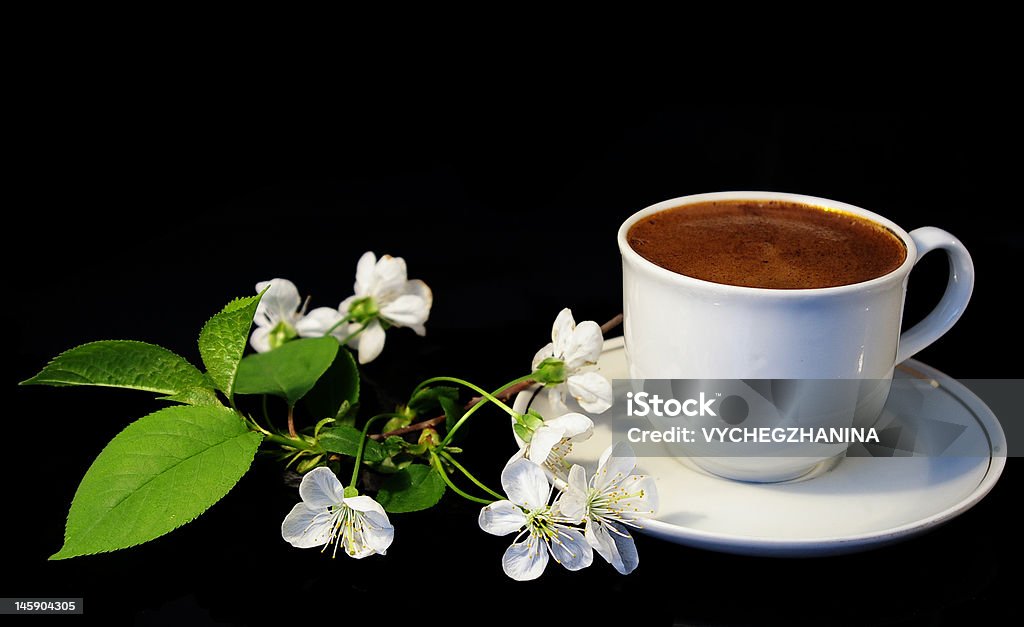 Цветы и белый чашки кофе - Стоковые фото Ароматический роялти-фри
