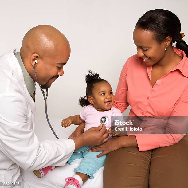 Mãe Segurando Bebê No Pediatra Examinar - Fotografias de stock e mais imagens de Origem Africana - Origem Africana, Pediatra, Criança