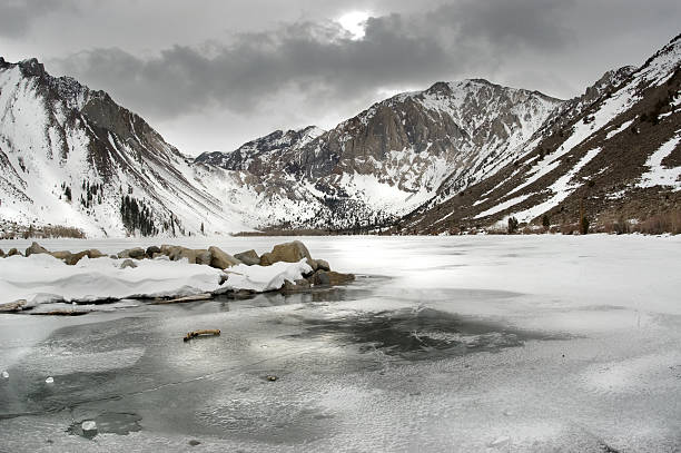 凍った湖、雪と山々を見晴らせます。 - 絶滅 ストックフォトと画像