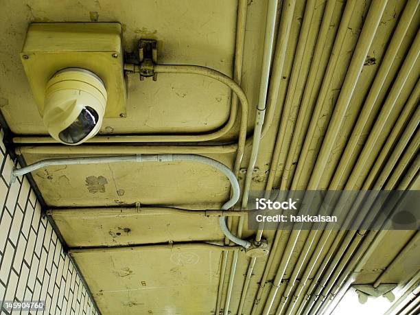 Detalles De Estación De Metro Foto de stock y más banco de imágenes de Acoplador - Acoplador, Agrietado, Beige