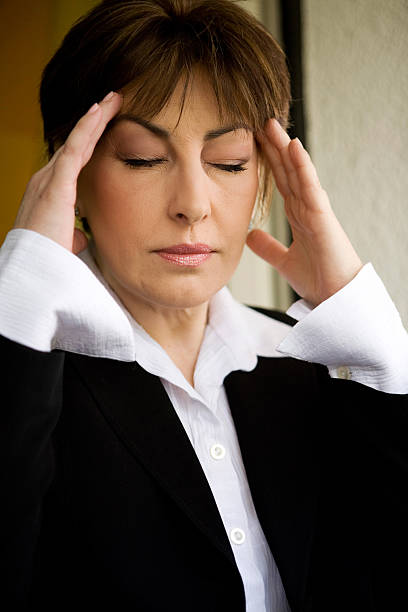 business donna di avere mal di testa - senior women defeat headache pain foto e immagini stock