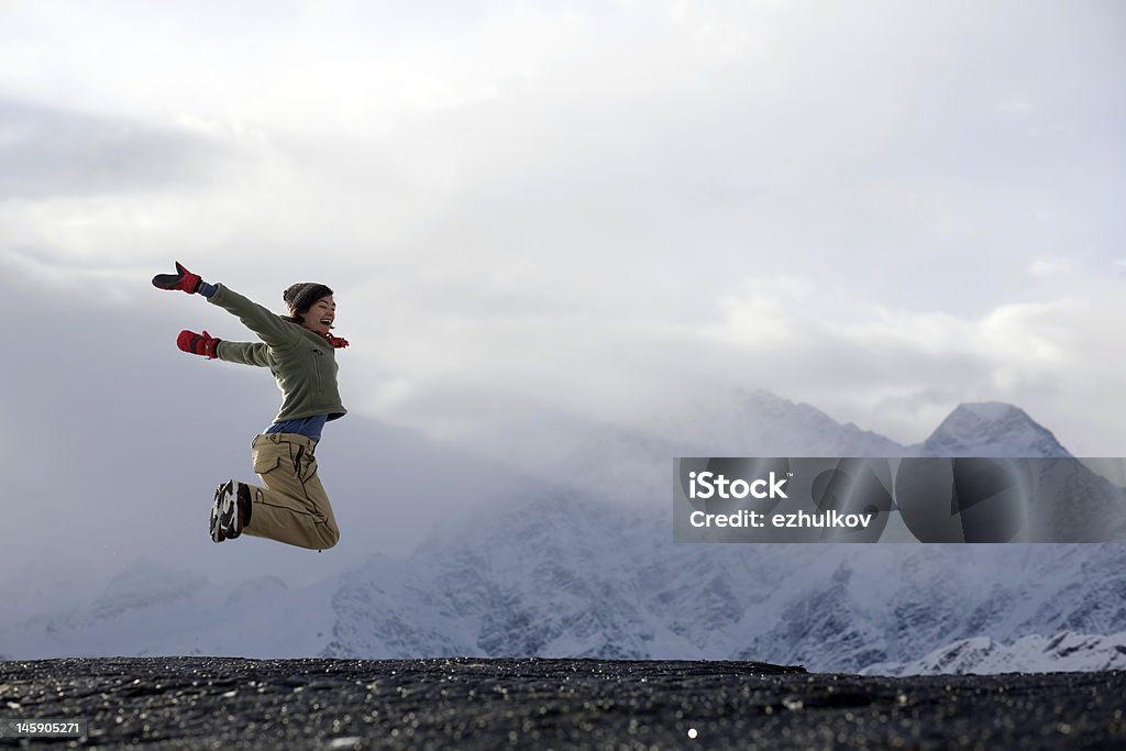 Amanecer en las montañas y niña de salto - Foto de stock de Actividad libre de derechos