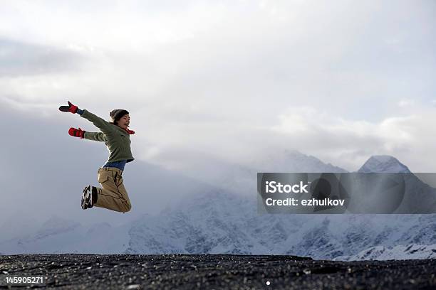 Photo libre de droit de Lever Du Soleil Dans Les Montagnes Et La Fille De Saut banque d'images et plus d'images libres de droit de Activité