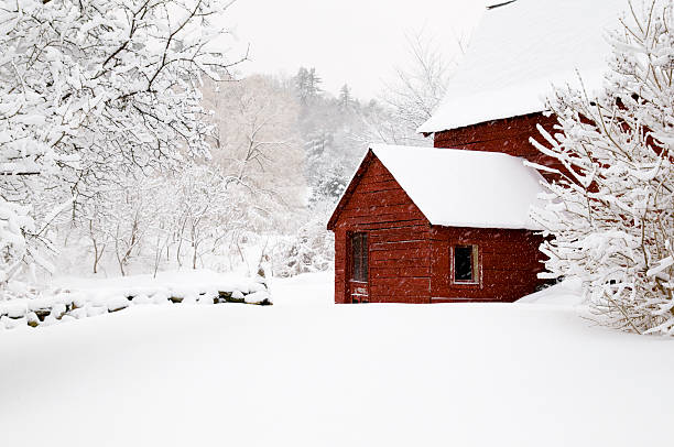 grange dans la neige avec mur de pierre et arbres - vermont photos et images de collection