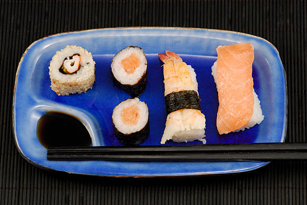 тарелка для суши - asian cuisine blue japanese culture still life стоковые фото и изображения