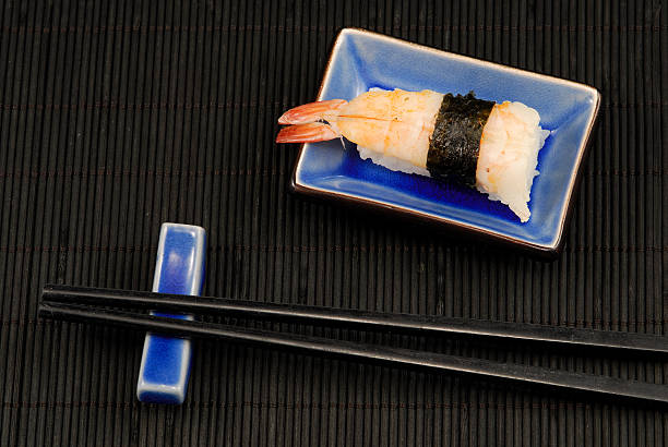 палочки для еды и суши - asian cuisine blue japanese culture still life стоковые фото и изображения