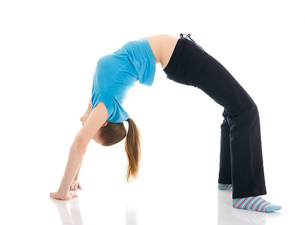 Mujer joven haciendo yoga ejercicio aislado sobre un blanco - foto de stock