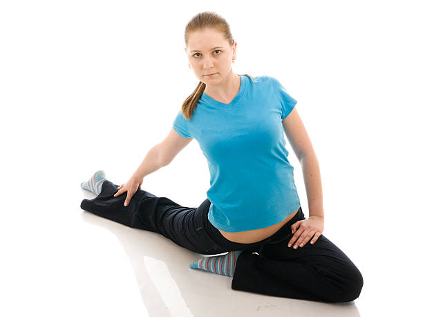 Mujer joven haciendo yoga ejercicio aislado sobre un blanco - foto de stock