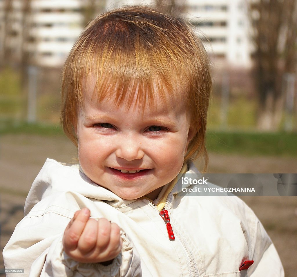 Красивая девушка улыбается - Стоковые фото 12-17 месяцев роялти-фри