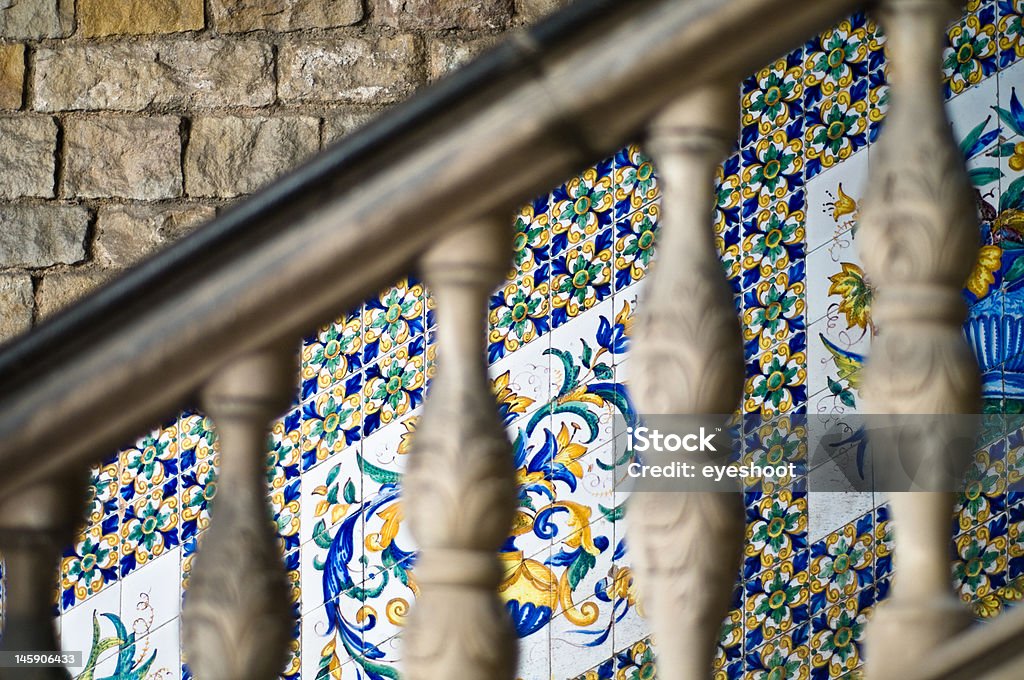 Stone banisters con piastrelle tradizionali spagnole. - Foto stock royalty-free di Ambientazione interna