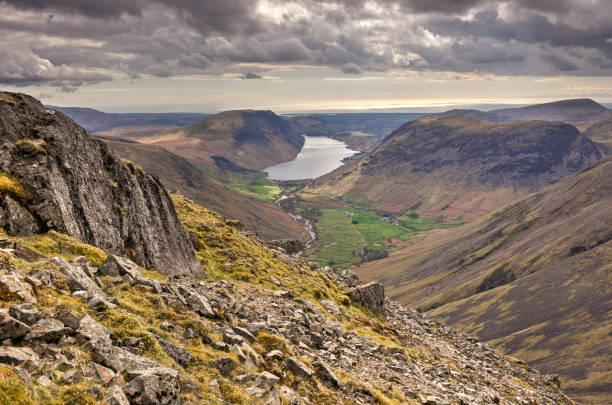 wasdale & yewbarrow из грейт-гейбла - wastwater lake стоковые фото и изображения