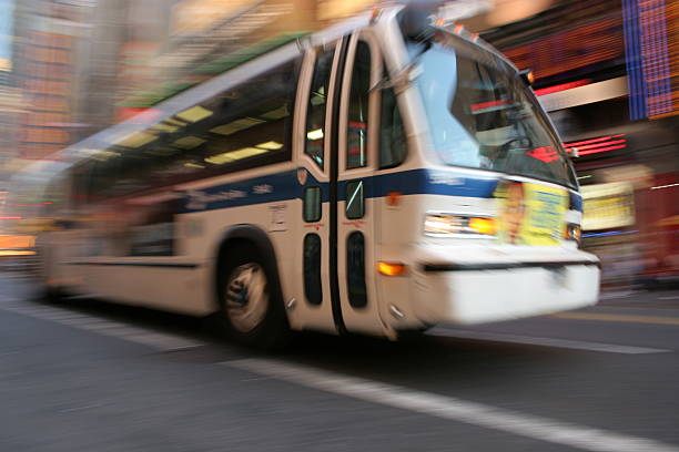 bus de la ville - transportation delivering land vehicle car photos et images de collection