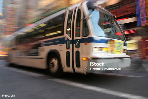 Bus Di Kota Foto Stok - Unduh Gambar Sekarang - Bus, New York City - New York, Kota - Permukiman manusia - Kota