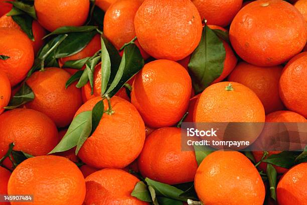 Naranjas Y Hojas Foto de stock y más banco de imágenes de Alimento - Alimento, Brillante, Color vibrante