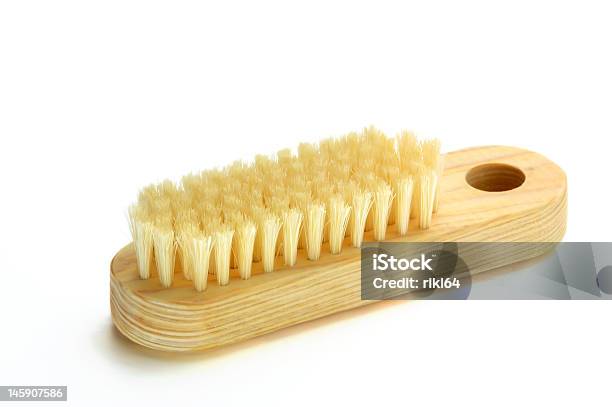 Photo libre de droit de Brosse À Ongles En Bois banque d'images et plus d'images libres de droit de Blanc - Blanc, Brosse à ongles, Doigt humain