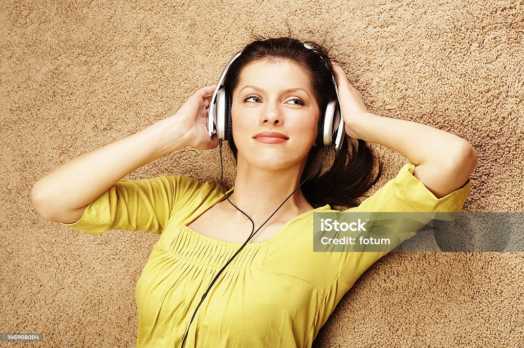 Splendida donna ascoltando musica in cuffia - Foto stock royalty-free di Cavo - Componente elettrico