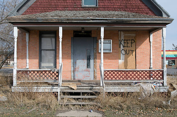 istock Rundown Deserted House 145908078
