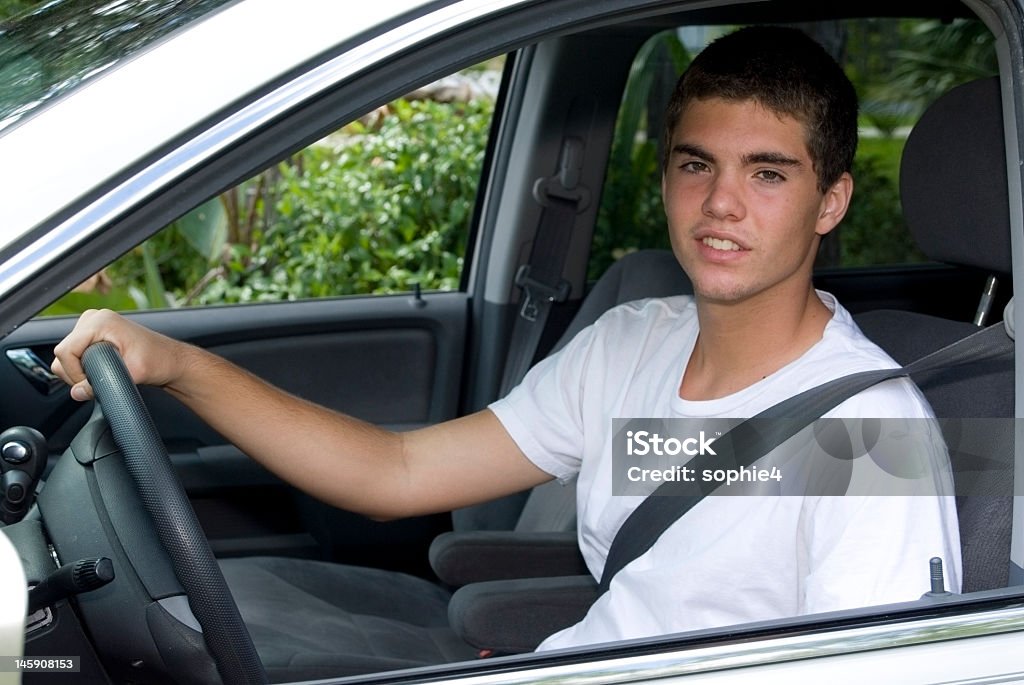 Adolescente en automóvil - Foto de stock de 16-17 años libre de derechos