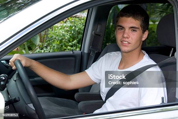 Adolescente En Automóvil Foto de stock y más banco de imágenes de 16-17 años - 16-17 años, Adolescencia, Adolescente