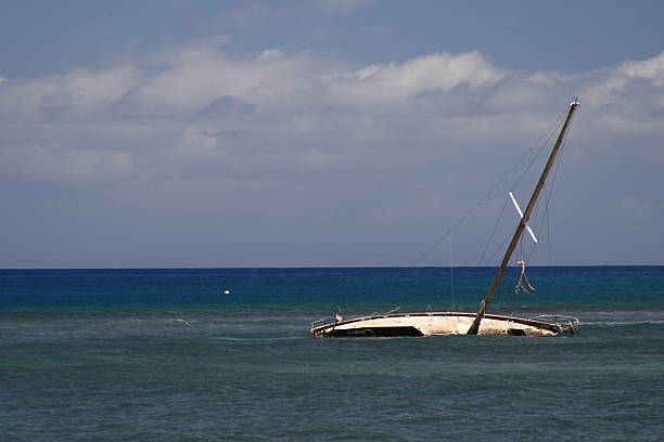 потрепанный dreams - slanted sailboat crash shipwreck стоковые фото и изображения