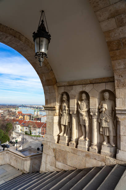 arch in the fisherman bastion with guard statues and sunshine - 漁夫稜堡 個照片及圖片檔