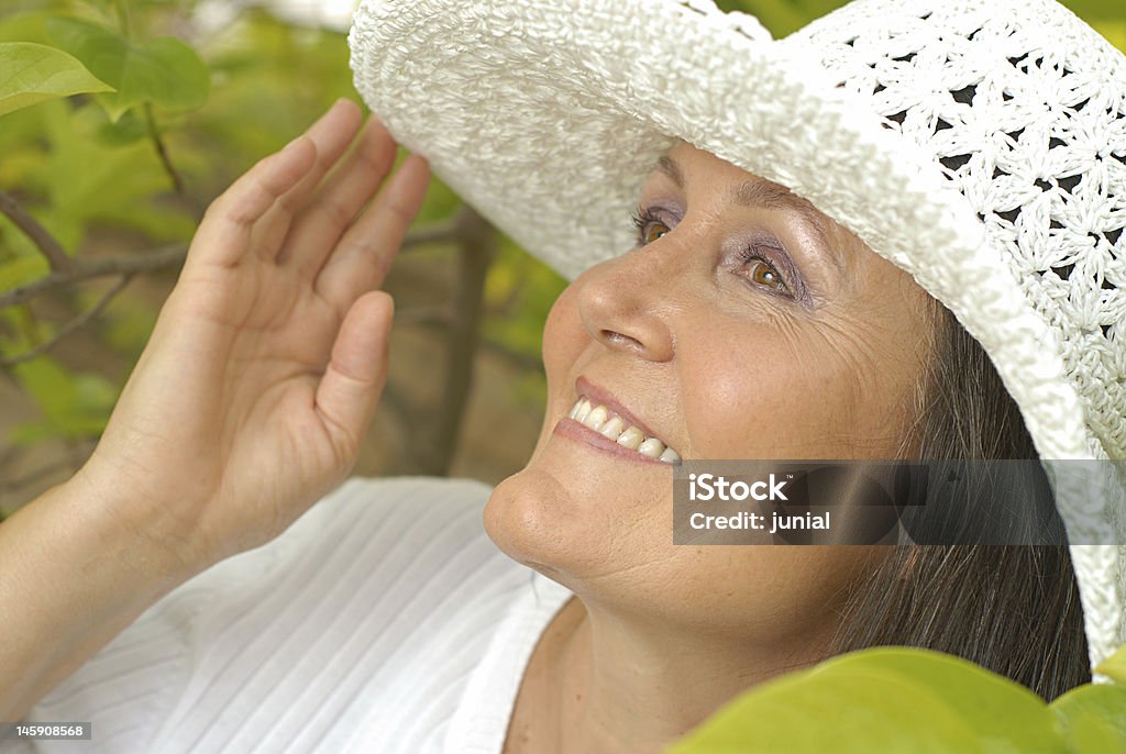 Starszy w letni kapelusz - Zbiór zdjęć royalty-free (60-69 lat)