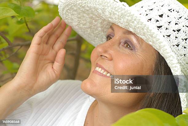 Senior Em Um Chapéu De Verão - Fotografias de stock e mais imagens de 60-69 Anos - 60-69 Anos, Adulto, Adulto maduro