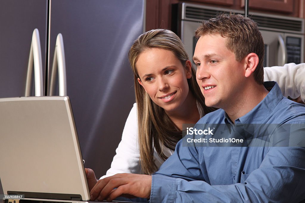 Jovem Casal na cozinha - Royalty-free Abraçar Foto de stock