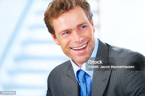 Primer Plano De Un Empresario Sonriente Foto de stock y más banco de imágenes de Hombres - Hombres, Primer plano, Reírse