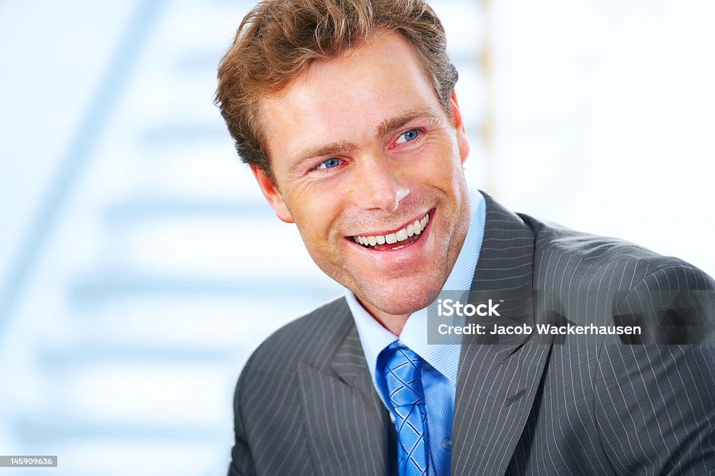 Close-up de um empresário sorrindo - Foto de stock de Homens royalty-free