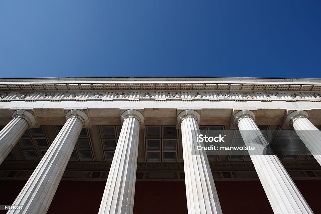 Reihe von Säulen vor blauem Himmel - Lizenzfrei Architektur Stock-Foto