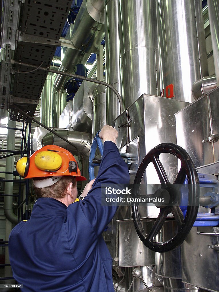 Tuberías y Ingeniero - Foto de stock de Central nuclear libre de derechos