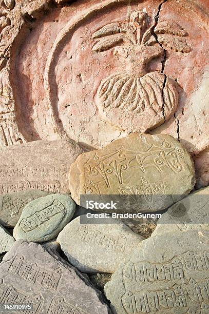 앤시언트 티베트인 바위산 Carvings 0명에 대한 스톡 사진 및 기타 이미지 - 0명, 고요한 장면, 금이 간