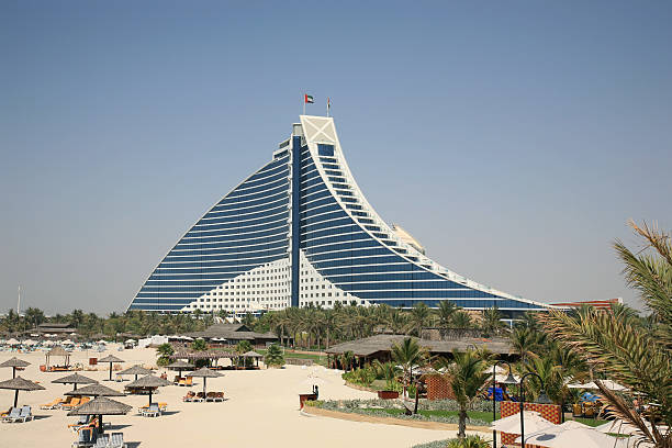 hotel de playa en jumeirah de dubai, emiratos árabes unidos. - jumeirah beach hotel fotos fotografías e imágenes de stock