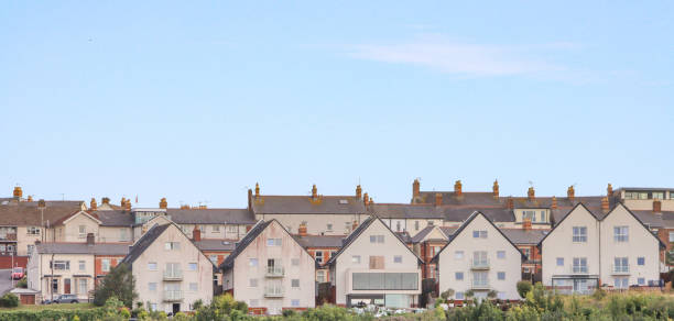 tract housing en el desarrollo de viviendas en la bahía de cardiff en south glamorgan, gales - cardiff wales bay uk fotografías e imágenes de stock