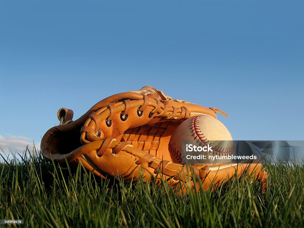 E a Luva de Beisebol na grama - Royalty-free Softball - Desporto Foto de stock