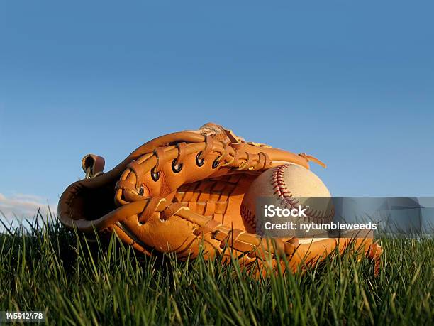 E A Luva De Beisebol Na Grama - Fotografias de stock e mais imagens de Softball - Desporto - Softball - Desporto, Bola de Basebol, Basebol