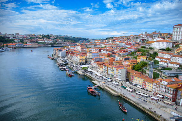 the Douro River, Gaia and Porto the Douro River between Porto and Villa Nova de Gaia vila nova de gaia stock pictures, royalty-free photos & images