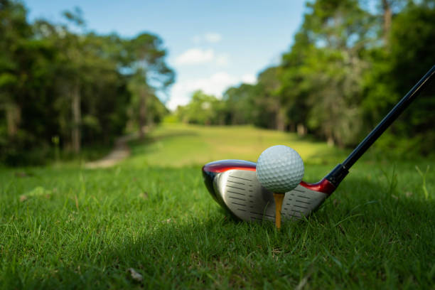 golfbälle auf dem golfplatz mit golfschlägern bereit für den golfsport in der ersten short. am morgen, mit dem schönen sonnenlicht. - golf golf course sunrise morning stock-fotos und bilder