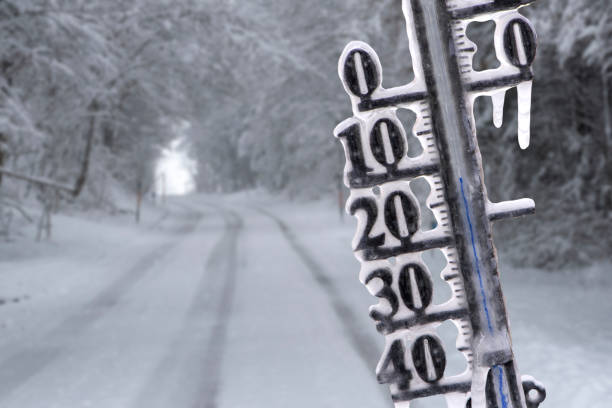 il termometro mostra la temperatura fredda al giorno d'inverno - speed road sign sign forecasting foto e immagini stock