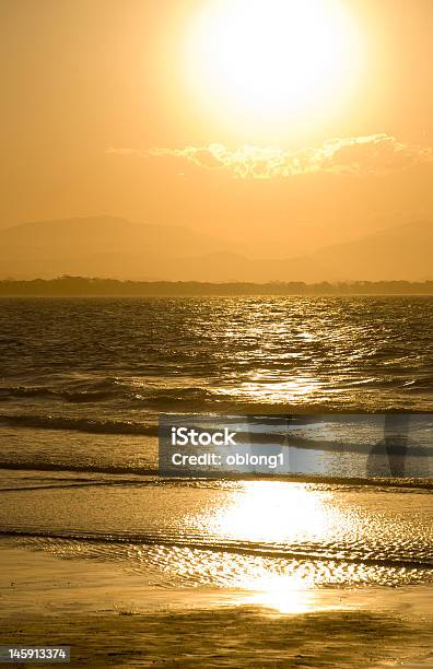 Byron Bay Golden Sunset Foto de stock y más banco de imágenes de Agua - Agua, Aire libre, Australia