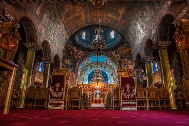 ギリシャの正教会の教会の内観 - greek orthodox ストックフォトと画像