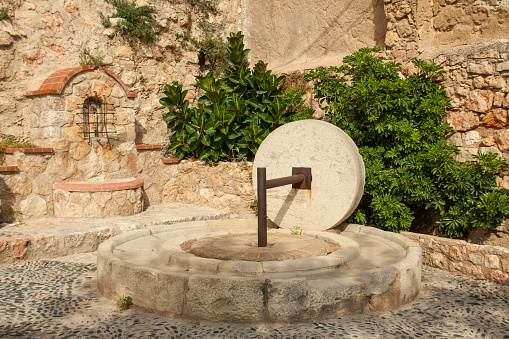 Antigua fuente y muela de molino, en el casco antiguo de Miravet