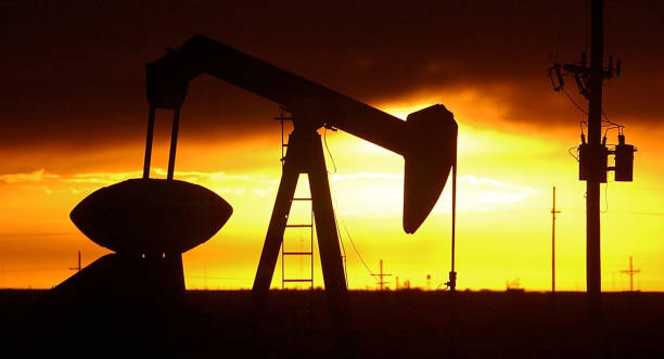 pumpjack bei sonnenuntergang - sunset petroleum silhouette new mexico stock-fotos und bilder