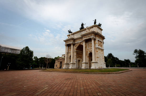 widok na arco della pace przy bramie miejskiej porta sempione w mediolanie - roman column arch pedestrian walkway zdjęcia i obrazy z banku zdjęć