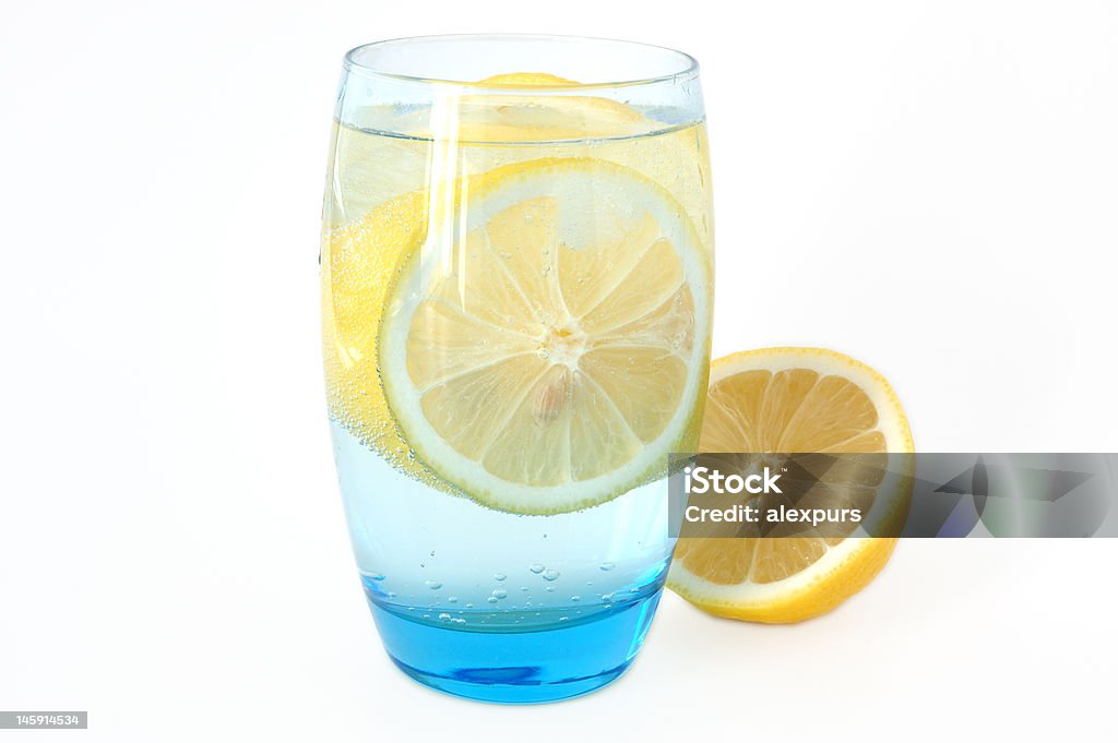 Limonata nel bicchiere con ghiaccio e acqua minerale - Foto stock royalty-free di Acqua