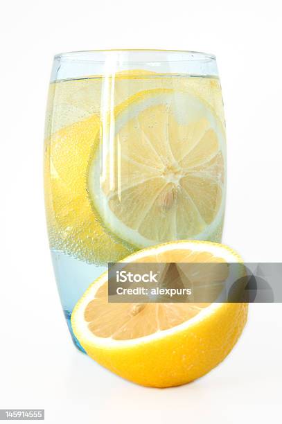 Photo libre de droit de Citron Dans Le Verre Avec De Leau Minérale Et La Glace banque d'images et plus d'images libres de droit de Agrume