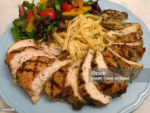 Gegrilltes Huhn Fettuccine Alfredo Stockfoto und mehr Bilder von Blau - Blau, Fettuccine, Fettuccine Alfredo